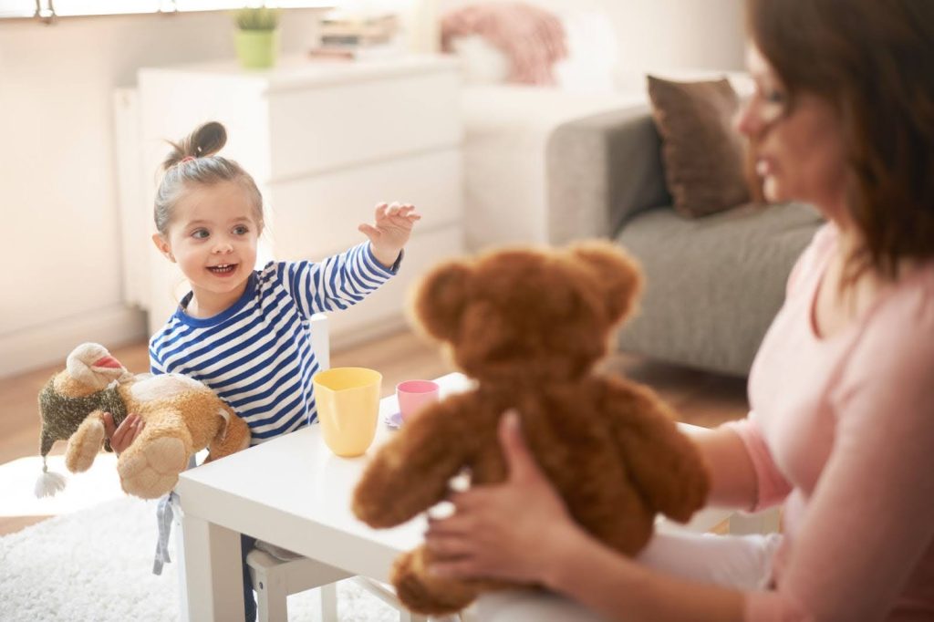 Definición de Juego Simbólico
Imagen de mujer jugando con una niña a mamás y papás