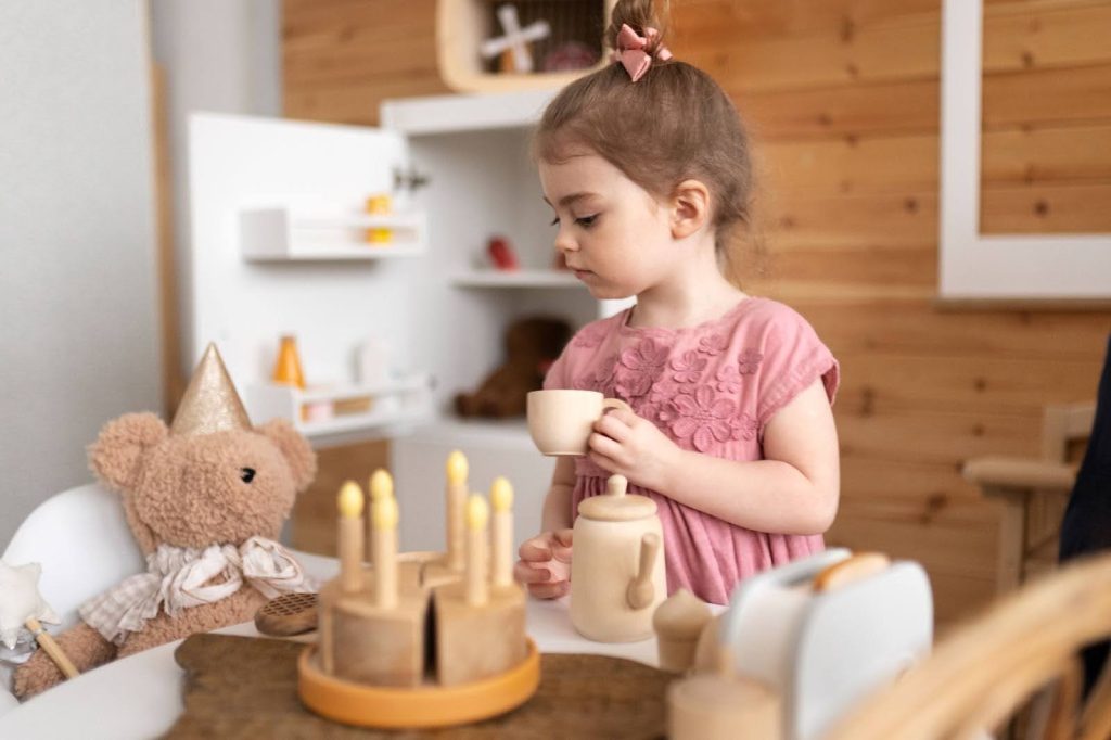 El juego simbólico en niños desde 1 año
Niña jugando a fiesta de te, versión cumpleaños